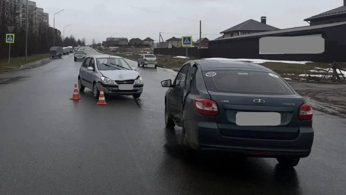 Три женщины угодили в жесткую аварию на перекрестке в Кирово-Чепецке