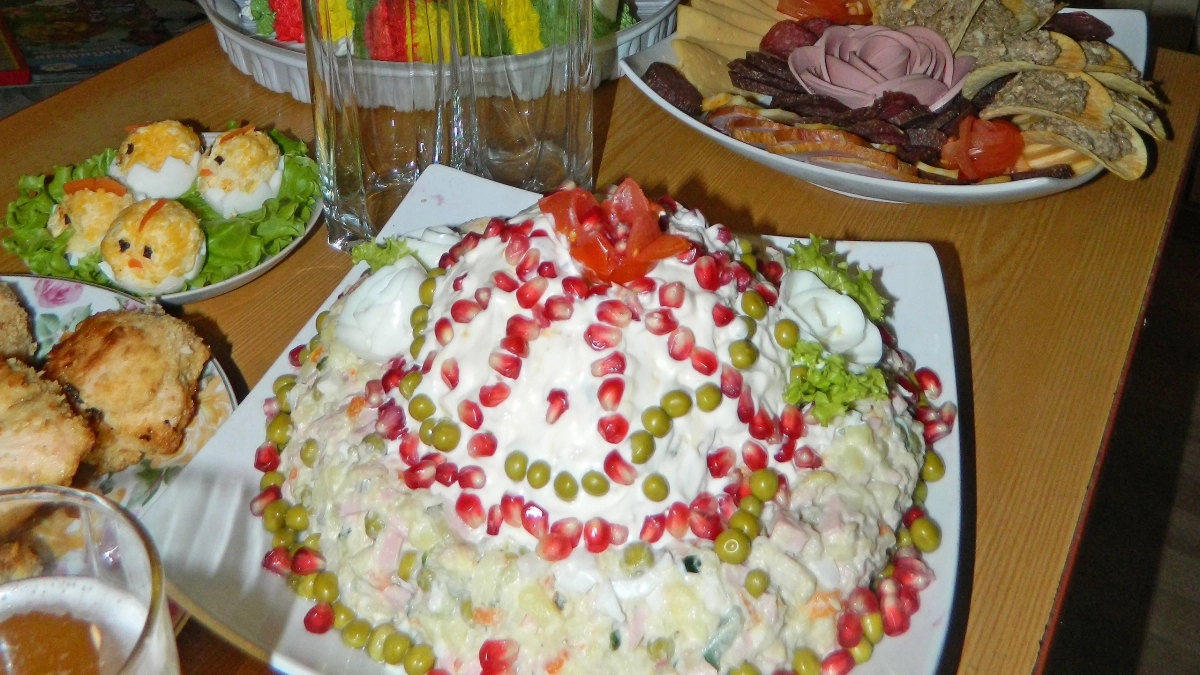 Салат, который почти исчез из памяти: «Белочка» из СССР – 3 ингредиента, простая терка и никакой возни