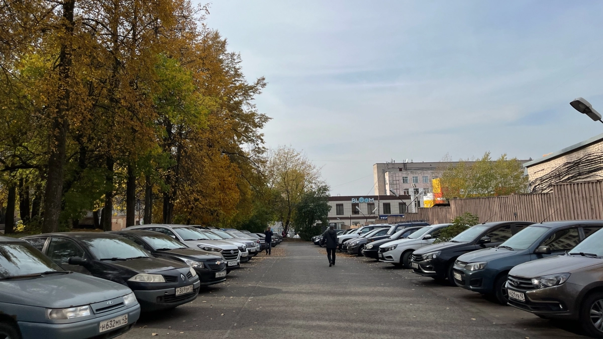 «Я тут 10 лет паркуюсь»: почему сосед не имеет права на «своё» место во дворе и как его наказать - советы автоэксперта