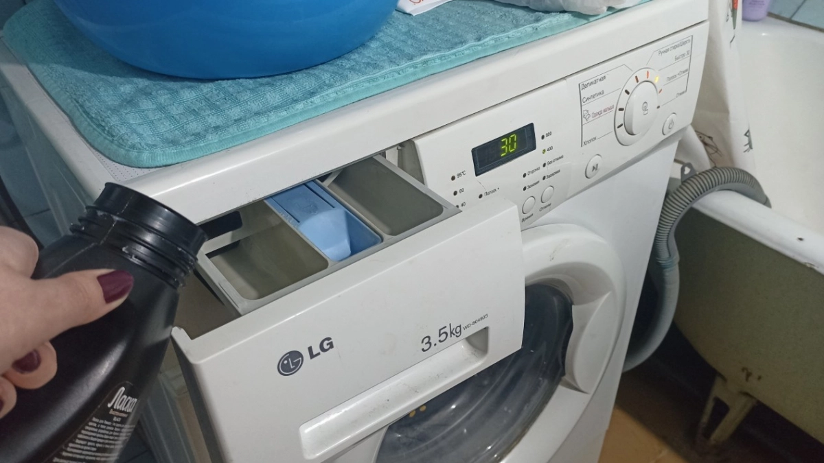 Почему белье сереет после стирки - оказывается, порошки и гели тут ни при чем. Вот как исправить