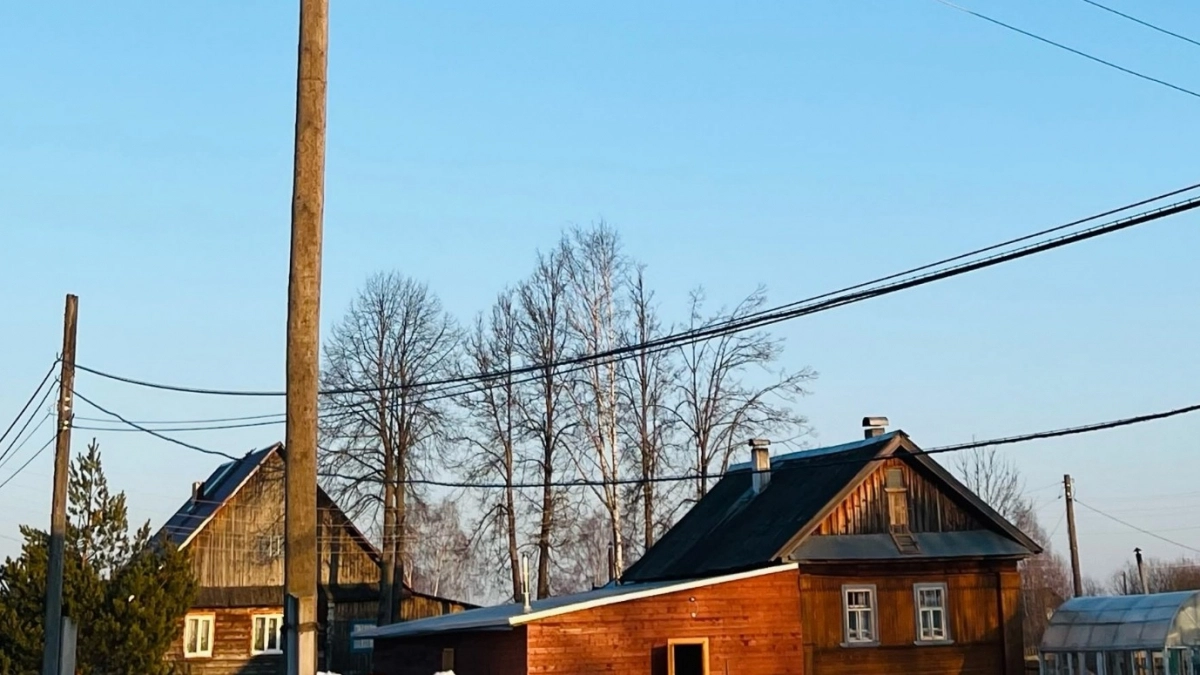 Зимой замерзнешь, а летом лопнет: строители назвали 4 минуса отделки фасада шифером - это антитренд