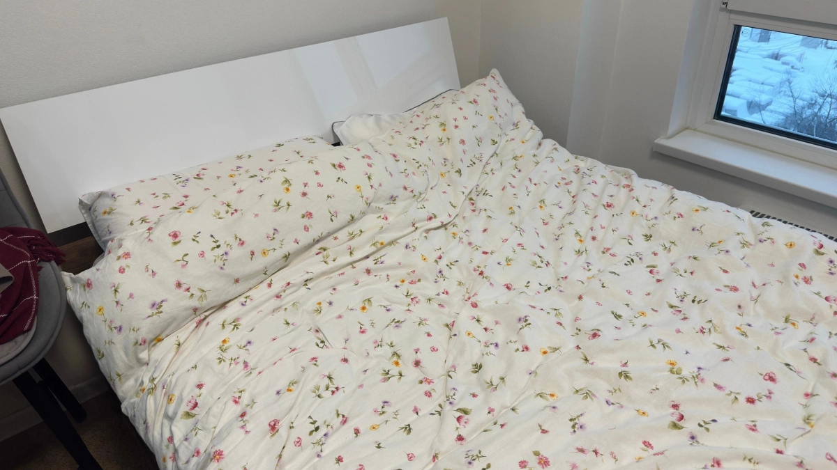 Спать на высокой подушке больше не модно: что умные хозяйки выбирают вместо неё в 2026 году