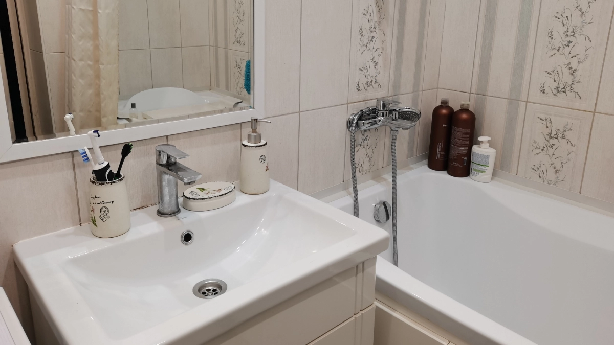 Больше не покупаю дорогую химию для ванной. Простой домашний раствор убирает известковый налёт без усилий