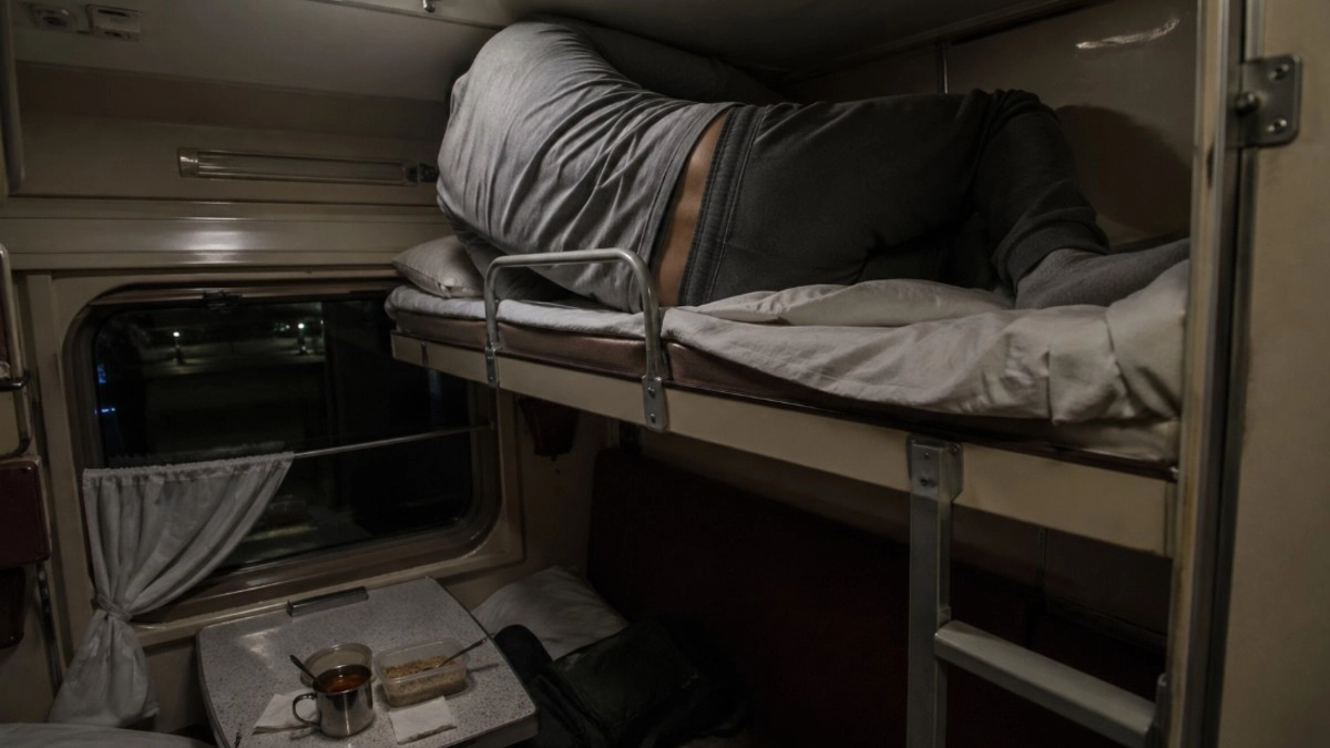 Верхняя полка в поезде: почему мелкая экономия оборачивается плохим сном, больной спиной и спорами за стол