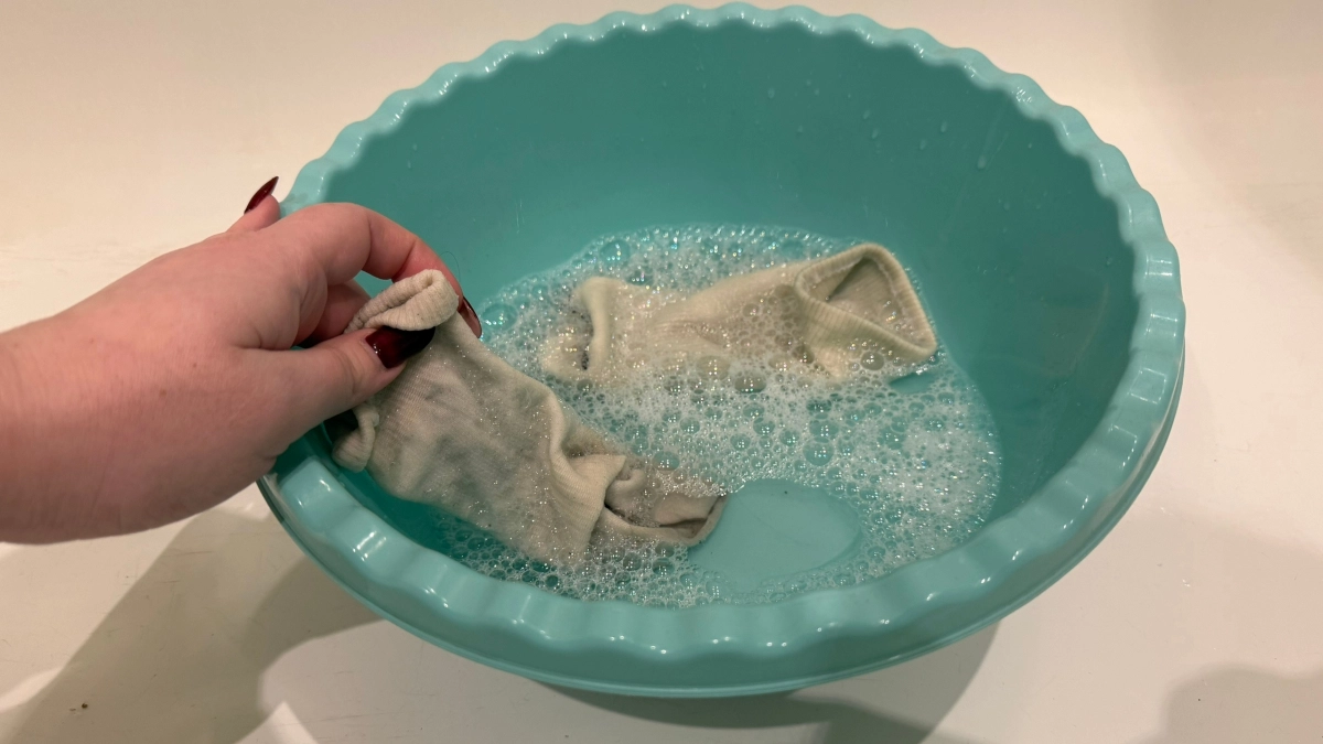 Смешиваем мыло с марганцовкой - и выводим пятна пота, зелёнки и жира за 15 минут без дорогих пятновыводителей