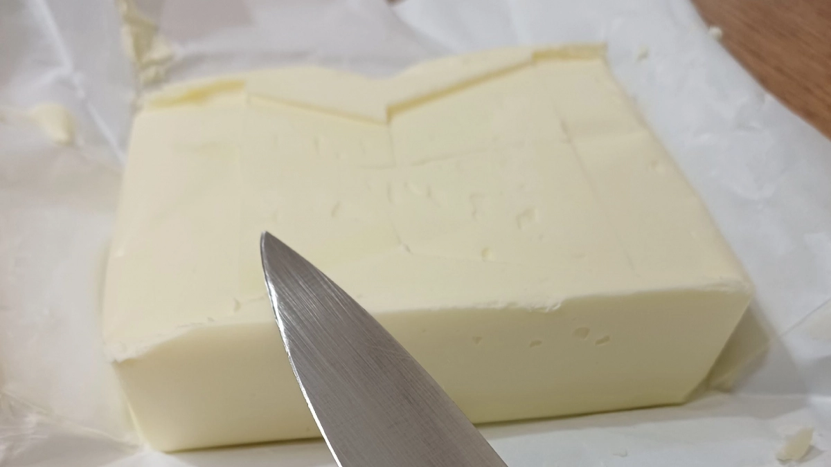 4 верных способа отличить настоящее сливочное масло от подделки в домашних условиях — проверьте свой холодильник