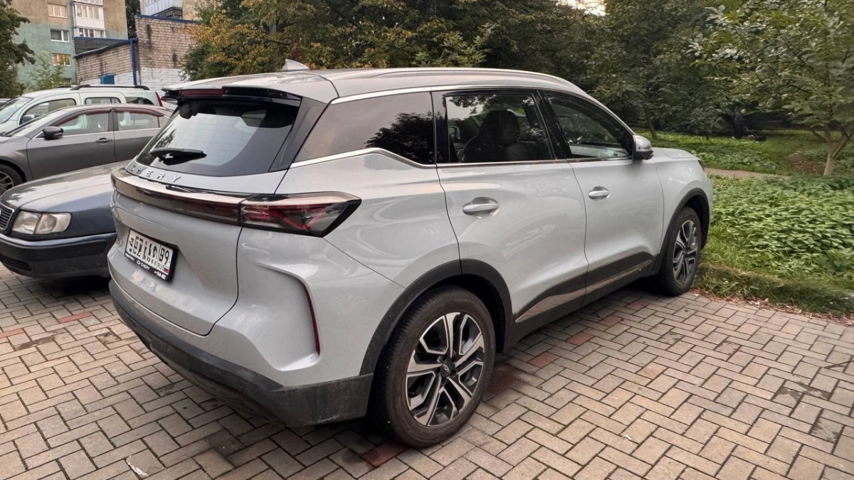 Почему почти во всех китайских авто есть панорамная крыша: 4 реальные причины — от семейных традиций до дешёвого стекла