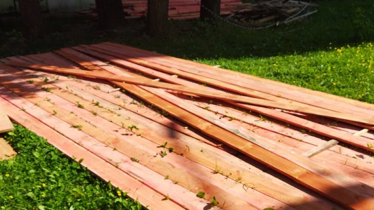 Дедовский способ, который делает доски вечными: обработка, про которую все забыли