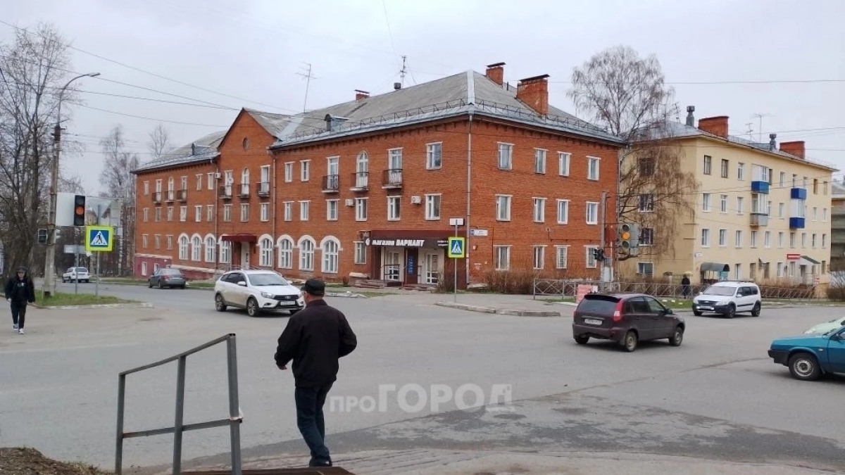 "Дорога до работы занимает в 3 раза больше времени": жители Чепецка о проблемах из-за неработающего светофора на перекрестке Ленина и Мира