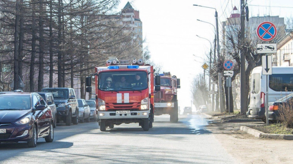 Житель Кировской области пострадал во время мощного пожара в жилом доме