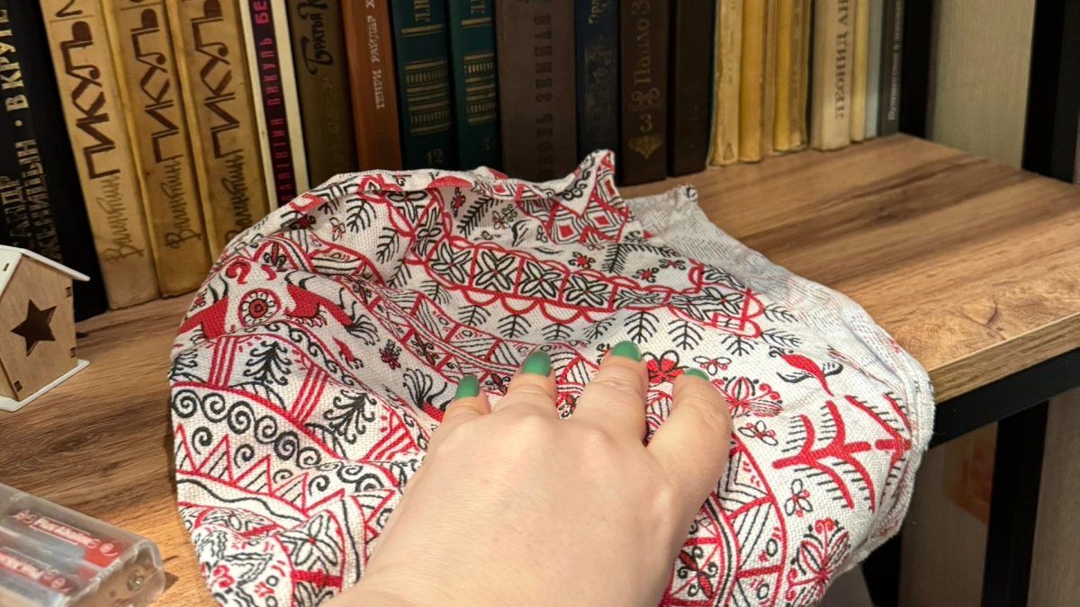 Протёрла полки в понедельник, а в пятницу пыль почти не видна: делюсь раствором из аптеки за копейки