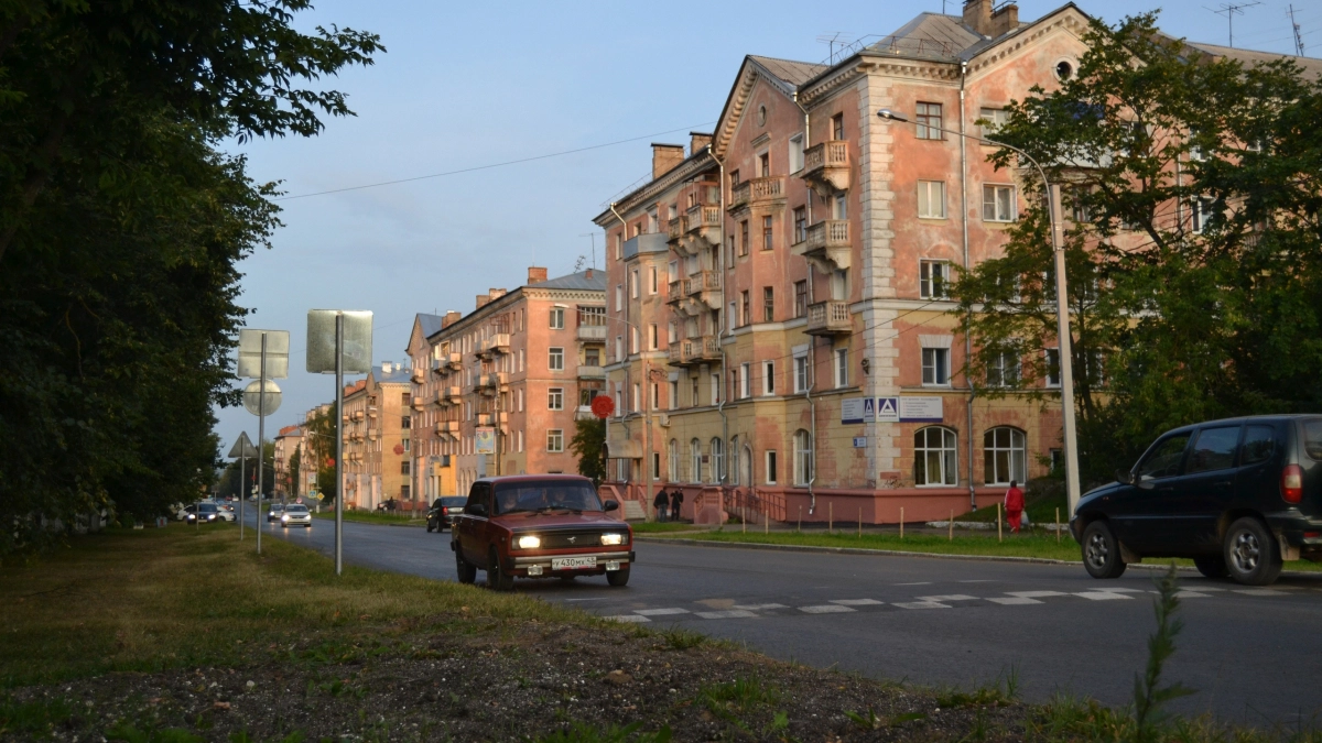 Жителей Кирово-Чепецка просят убрать авто с улицы Горького из-за уборки к 9 Мая