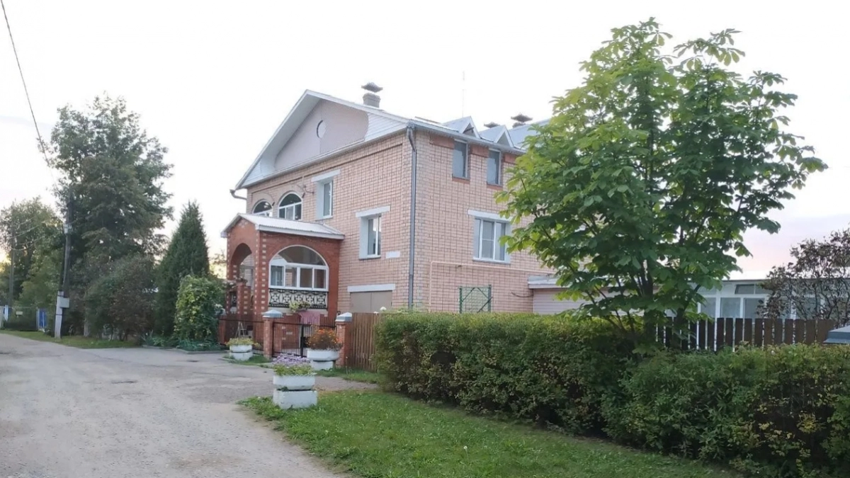 В Кирово-Чепецком районе продают большой коттедж с садом за 18 миллионов рублей