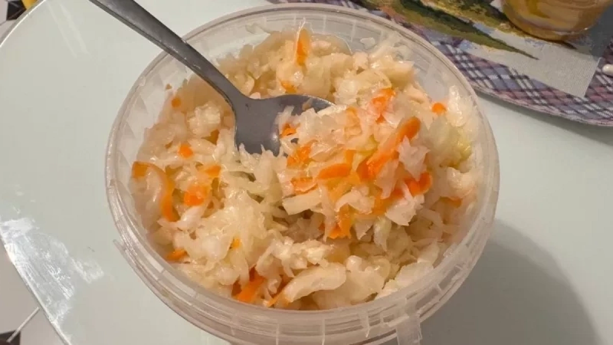 Ни соли, ни сахара, только вода и капуста: советский метод ферментации, который возвращает овощу настоящий вкус