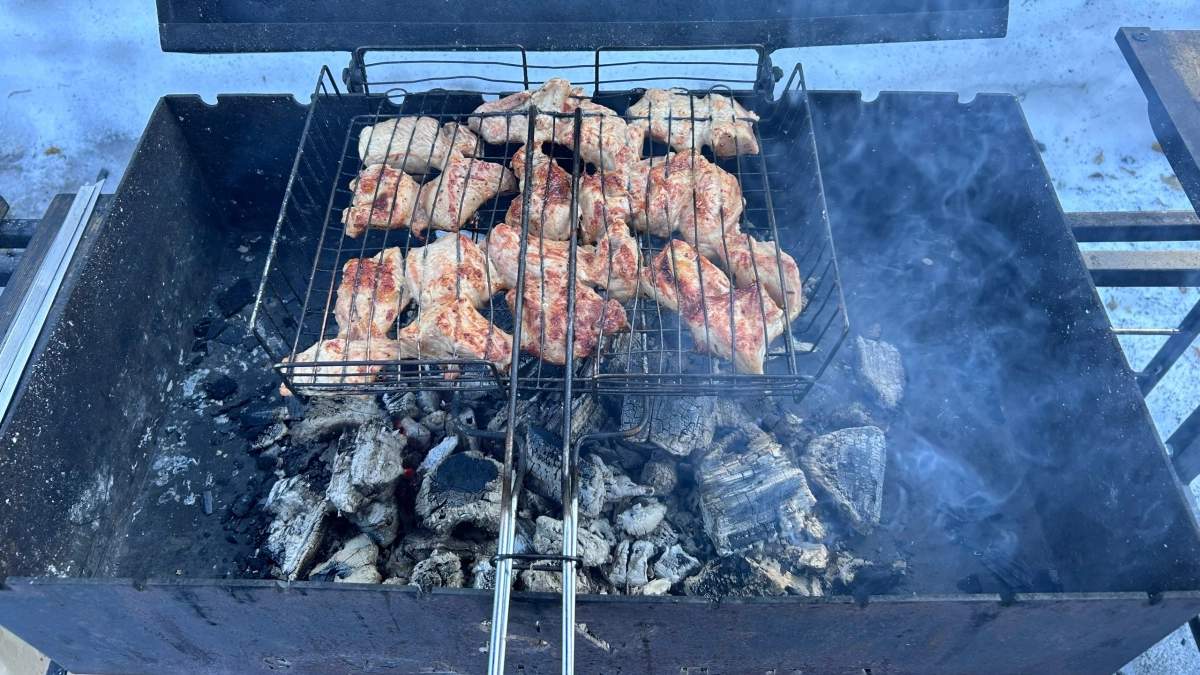 1 кг мяса + 1 кг лука + 1,5 л минералки: 2 рецепта от шеф-поваров, которые превращают индейку в нежнейший шашлык