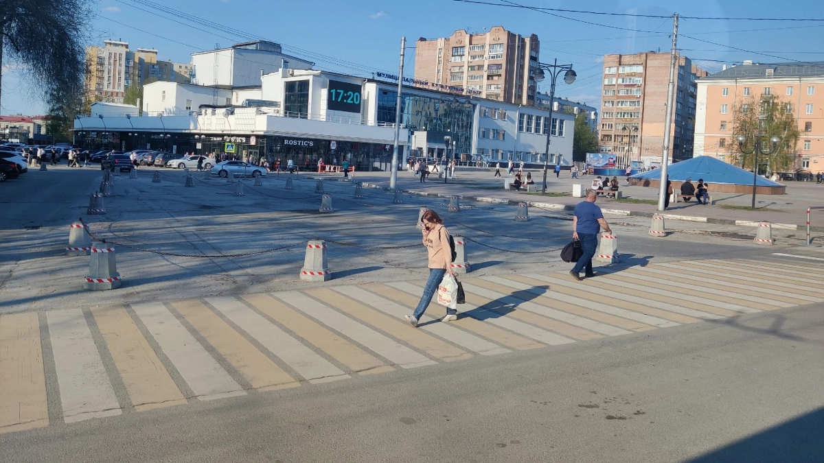 Нужно ли водителю дожидаться, пока пешеход закончит переход дороги или можно ехать сразу: в ГАИ все объяснили