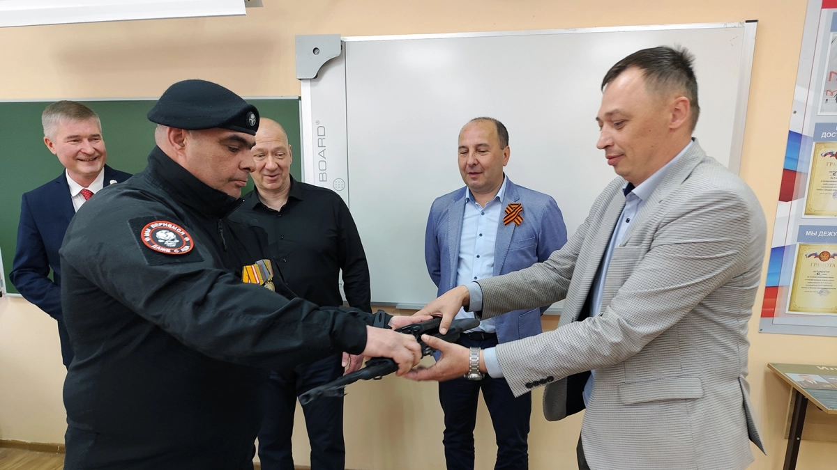 В преддверии Дня Победы гимназии №2 подарили макет автомата Калашникова 
