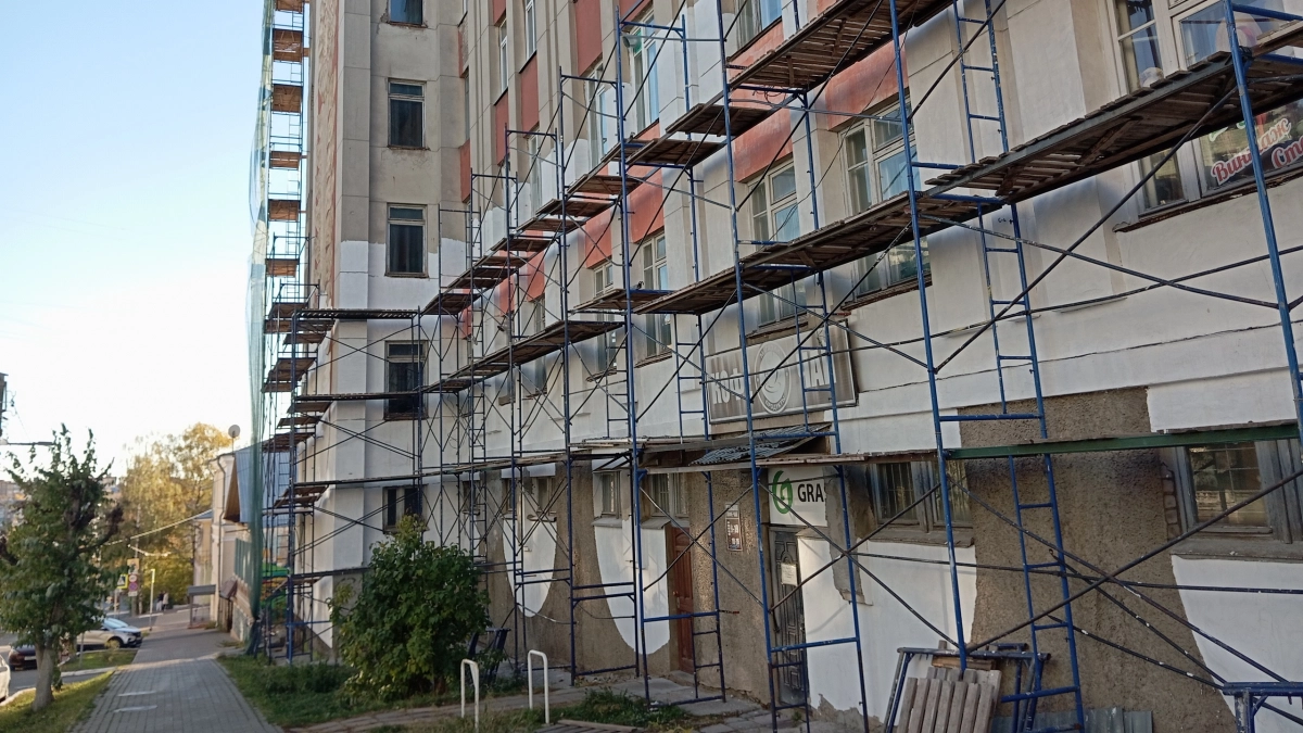 В Кирове возбудили уголовное дело из-за обрушавшейся облицовки спортшколы на женщину
