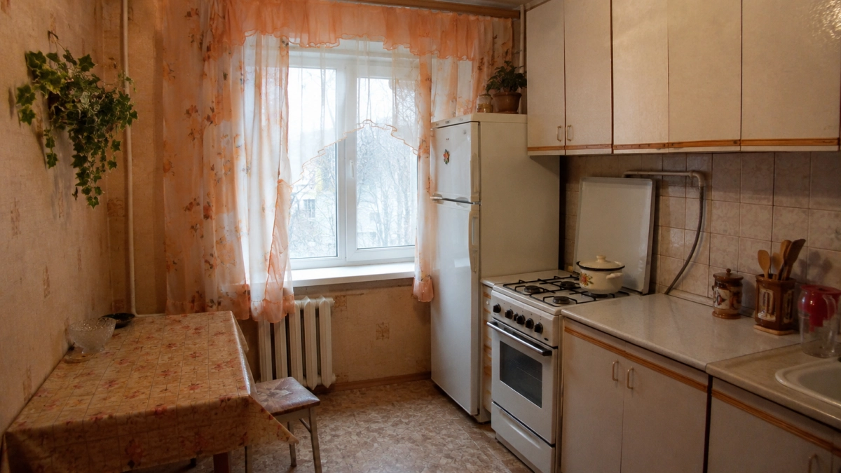 Шторы на кухню, которые не "погибнут" от жира и пара: дизайнер назвал 3 ткани-долгожителя
