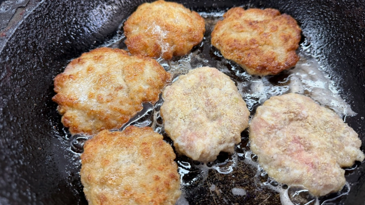 Не манка и не хлебный мякиш: 3 секрета сочности котлет - вкус как в детстве 