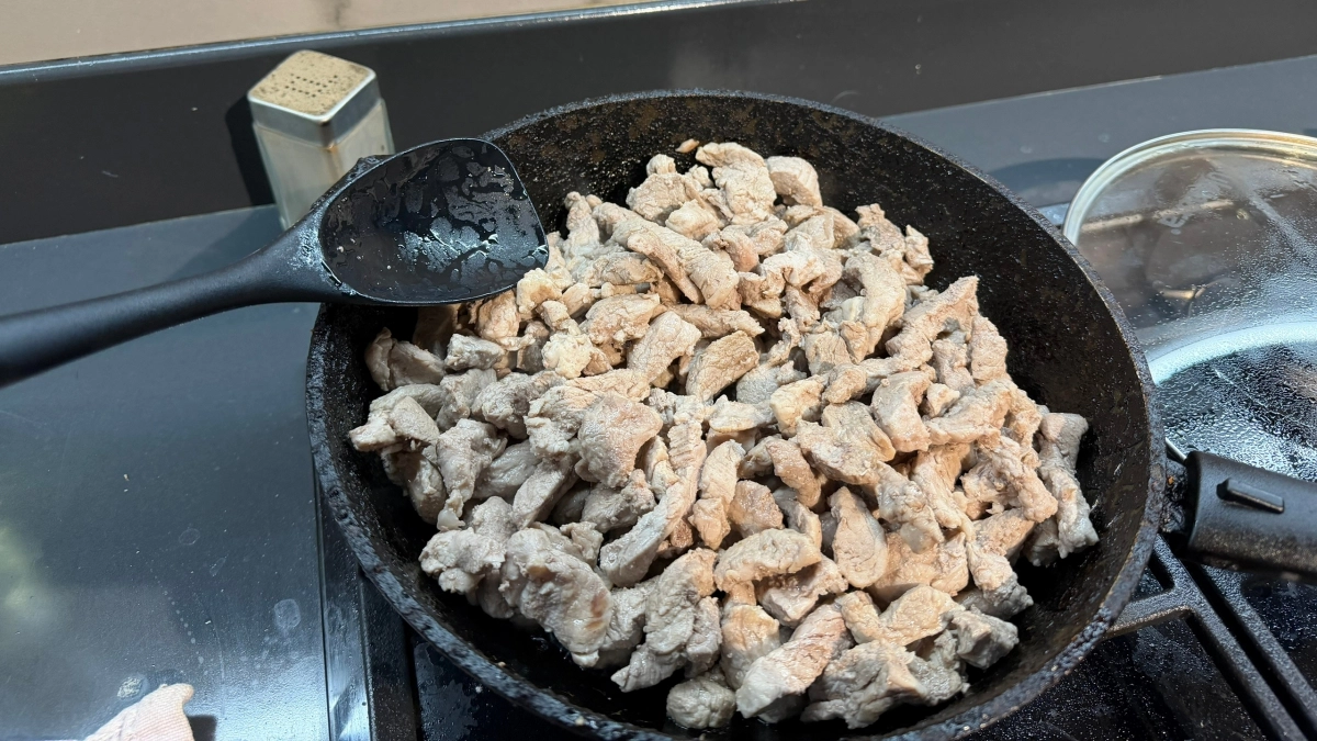 Забудьте «сначала лук»! Что бросать на сковороду первым — мясо, морковку или специи? 90% хозяек все делают неправильно
