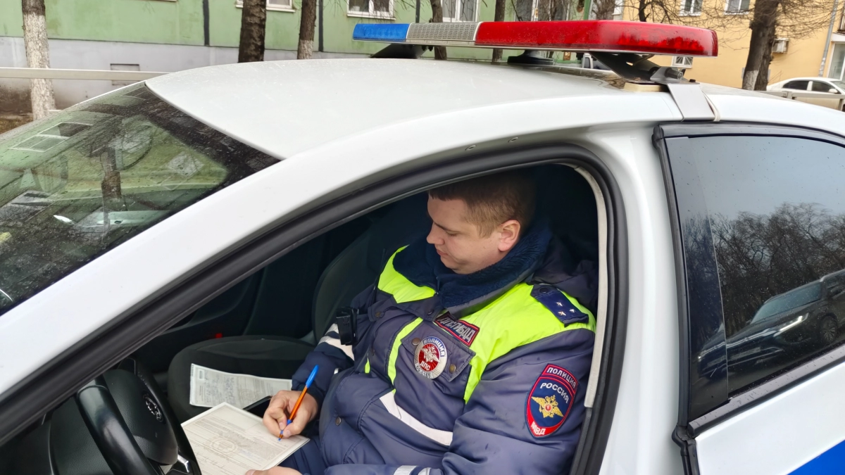 Водителей старше 35 лет стали штрафовать "гаишники" на 15000 рублей из-за новой отметки в правах: проверьте свои документы