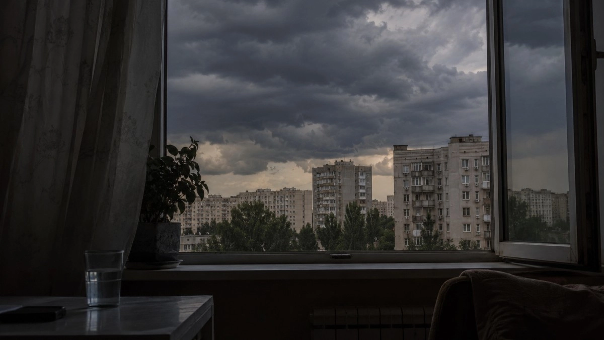 Перед грозой всё раздражает сильнее: как давление, духота и ожидание дождя незаметно меняют настроение и самочувствие