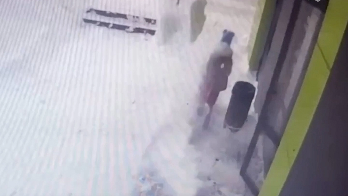 В Кирове главу "управляйки" будут судить за падение глыбы снега на девочку