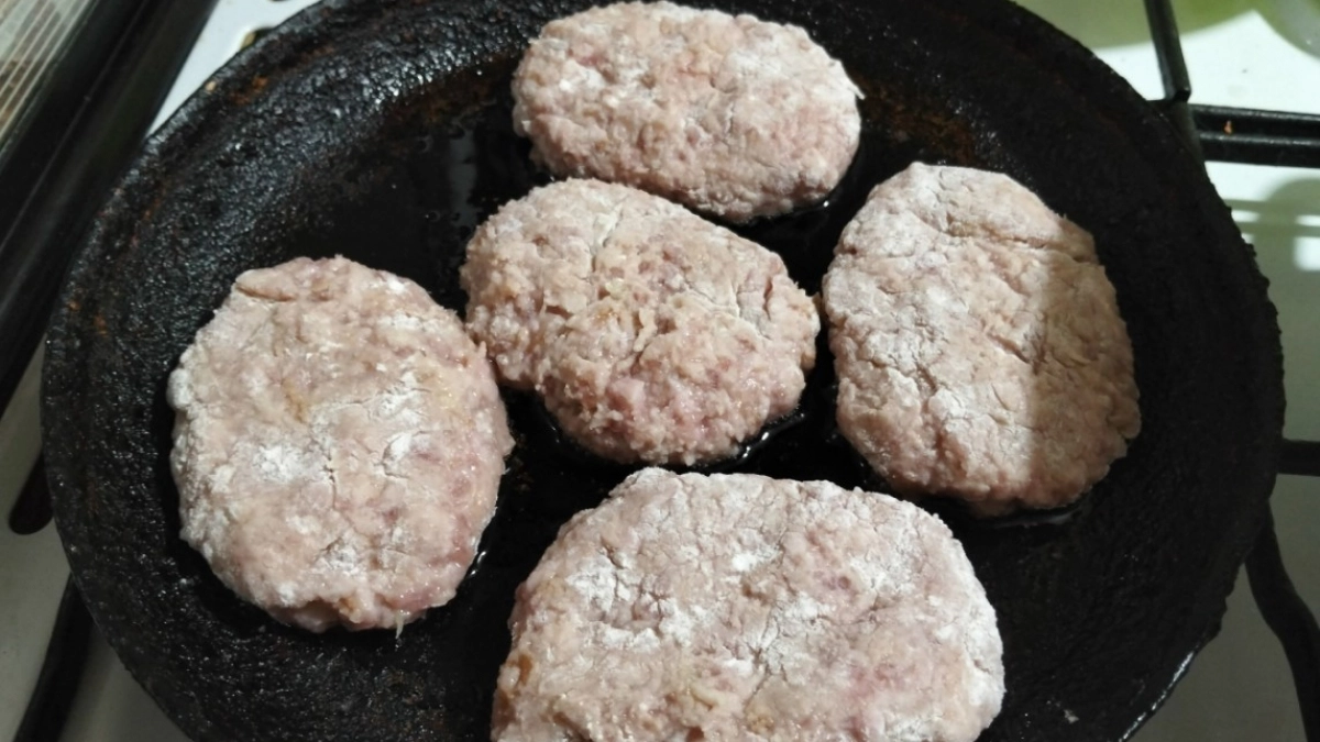 Фарш нельзя вымешивать руками: 5 ошибок, из-за которых котлетки превращают в подошву - запомните раз и навсегда