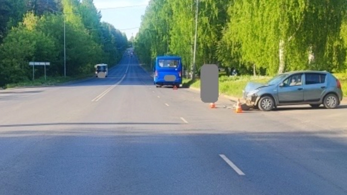 В Кирово-Чепецке городской автобус попал в жесткое ДТП, ранена пассажирка