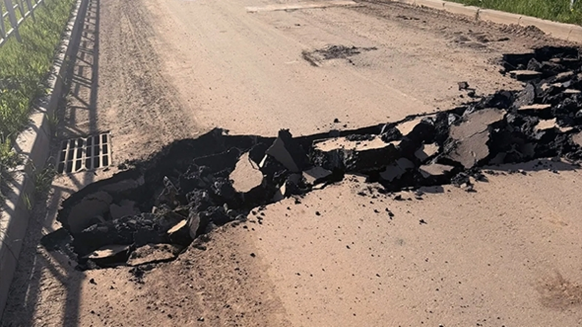 В Кирово-Чепецке огромный провал на дороге остановил движение по одной из улиц