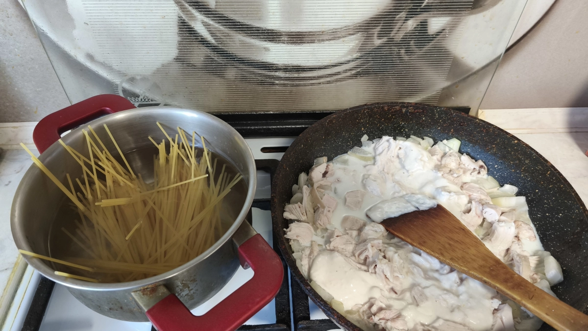 Хватит солить воду для макарон "как море"- это не работает: шеф-повар раскрыл 3 секрета идеальной пасты