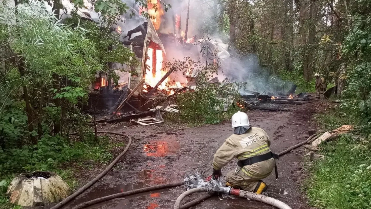 В Кирове сгорел нежилой дом, который могли поджечь 