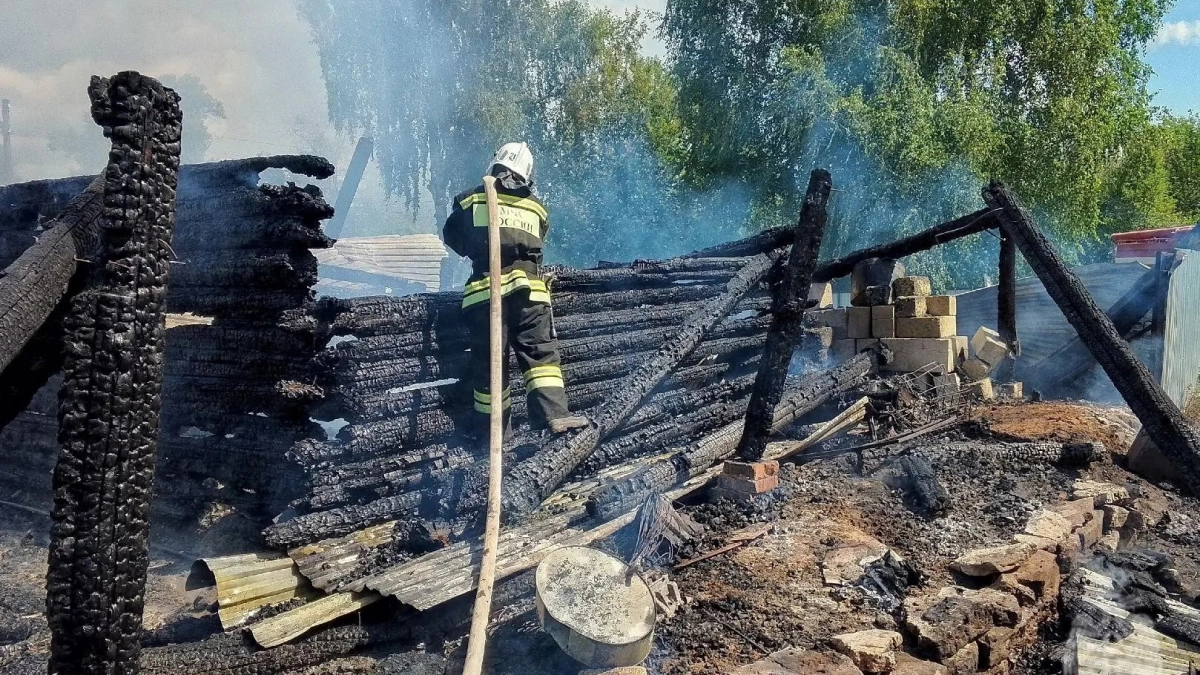 Команда спасателей не дала огню разрастись в доме и бане в Кировской области