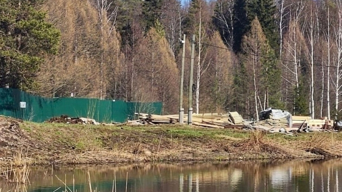 В Кирово-Чепецком районе приставы заставили предприятие убрать забор у реки