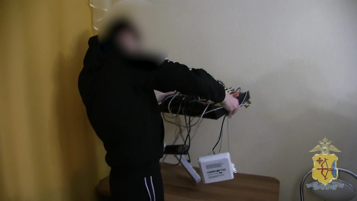 В Кирове омоновцы вскрыли дверь юного пособника мошенников с сотнями сим-карт