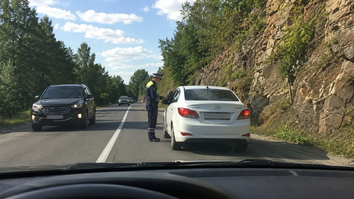Инспектор остановил автомобиль на полосе, а водитель позади объехал его через сплошную: Верховный суд разобрал спорный манёвр