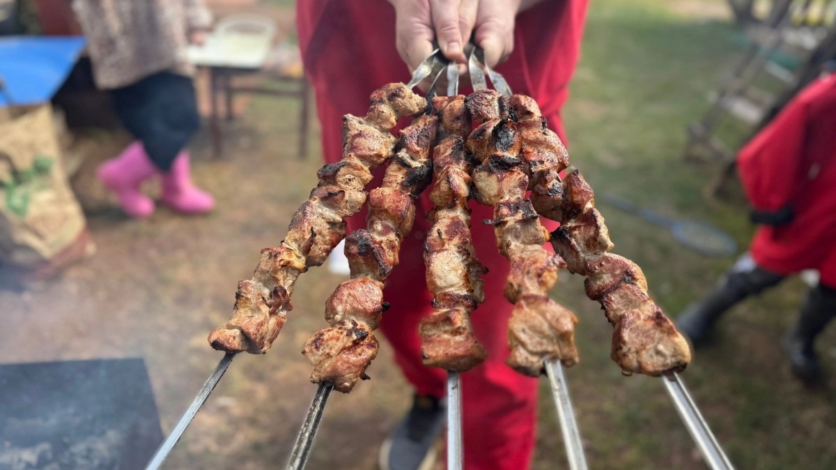 Шашлык пожарить легко, а шампуры отмыть — мучение. 6 способов, которые реально работают
