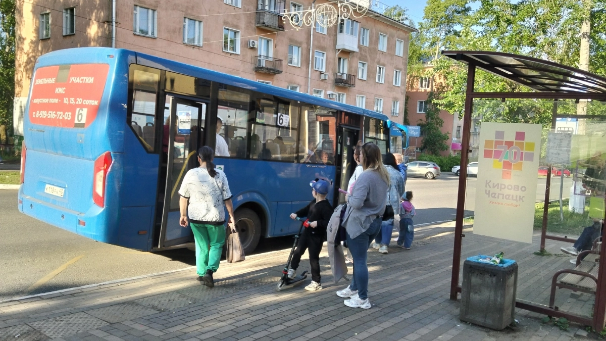 В Кирово-Чепецке прибрали остановку на улице Победы