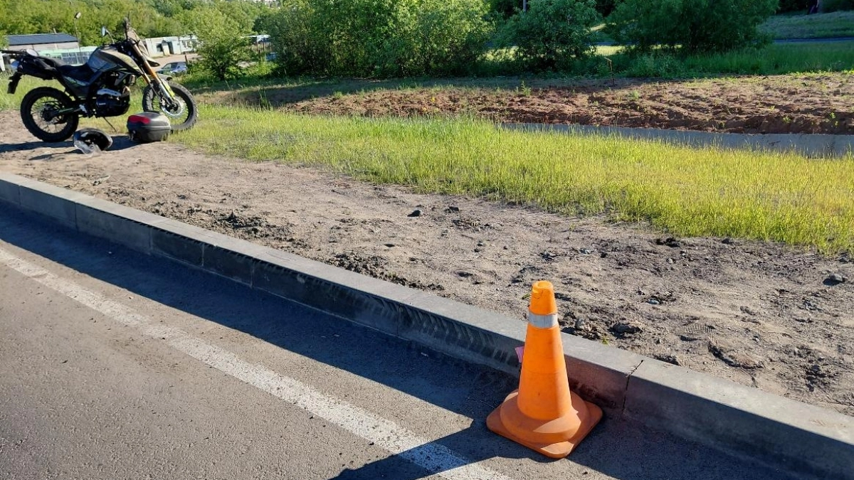 В Кирово-Чепецке молодой мотоциклист въехал в бордюр и получил травмы