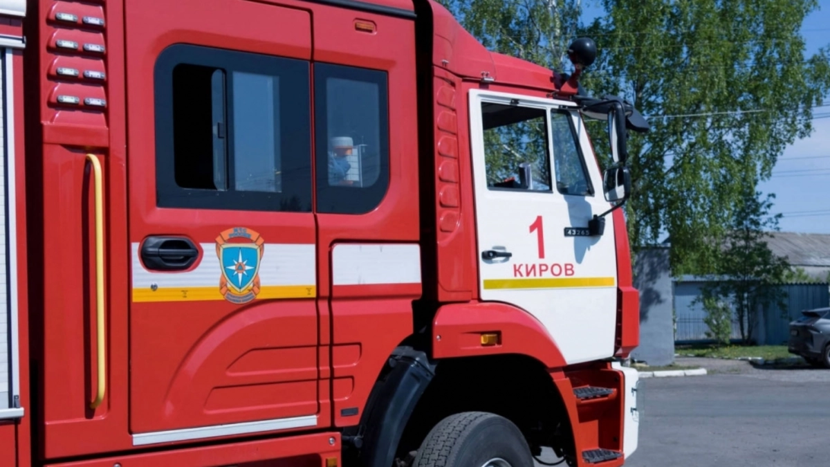 В Кирове загорелся склад
