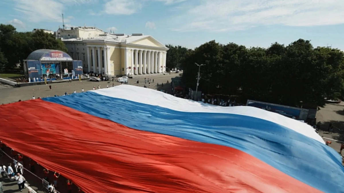 Более 3,5 тысяч кировчан развернули самое большое полотно флага России на Театральной площади
