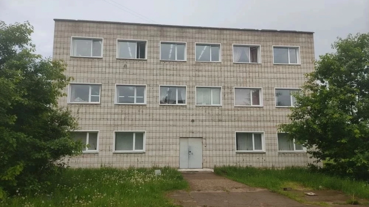 В Кирово-Чепецке продают трехэтажное здание с большим участком за 30 млн рублей