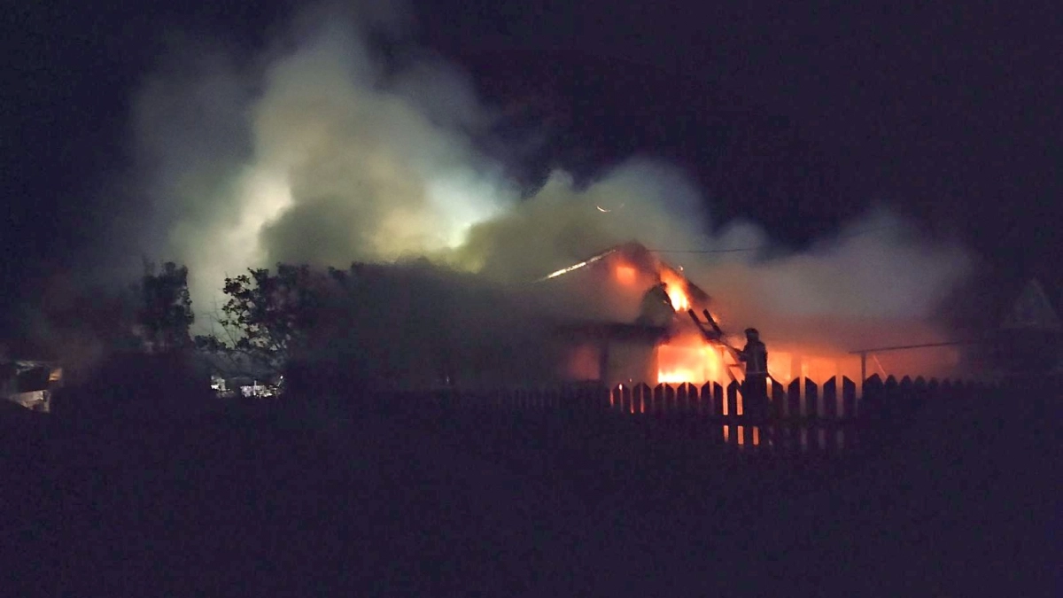 В Опарино телевизор вызвал сильнейший пожар в официально расселенном доме