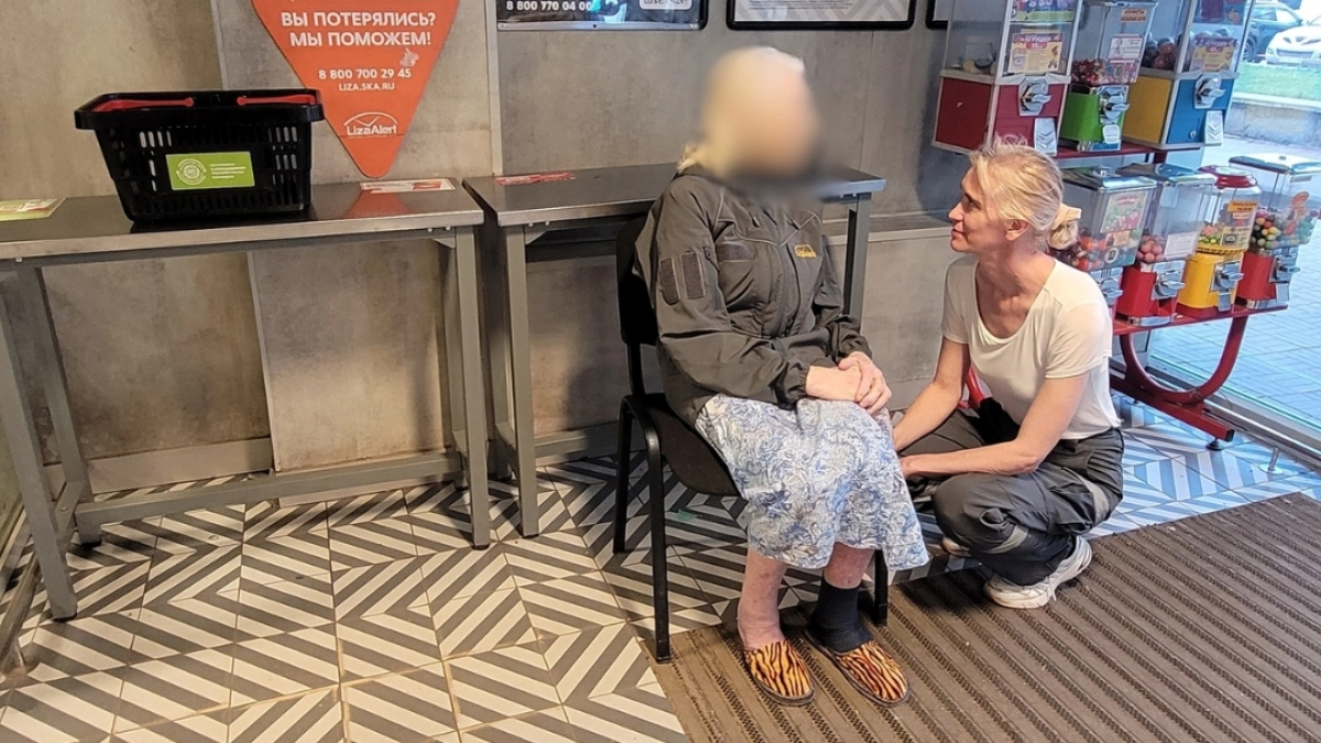 Бабушку в халате нашли в подъезде и вернули домой в Кирово-Чепецком районе