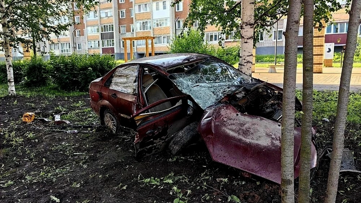 В Вятских Полянах 19-летний водитель на Ford Focus врезался в дерево