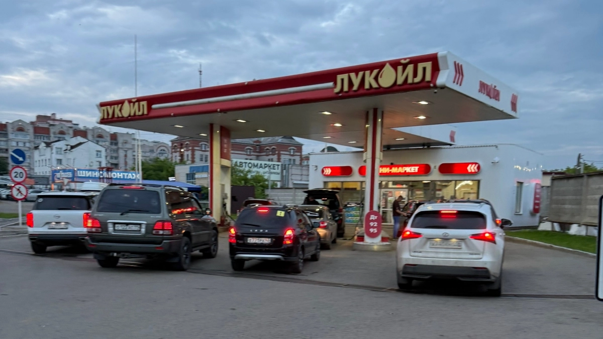 Ограничения на заправках и резкий рост цен: чепчан пугает топливный кризис