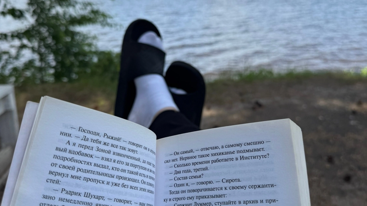 Вот главный признак необразованности: в этом слове нет буквы «д», но каждый 2-ой ее упорно туда вставляет