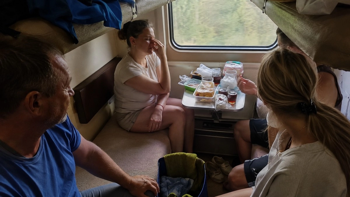 В купе пахнет едой, обувью и влажными вещами: как пассажиру пережить летнюю поездку без конфликта с соседями