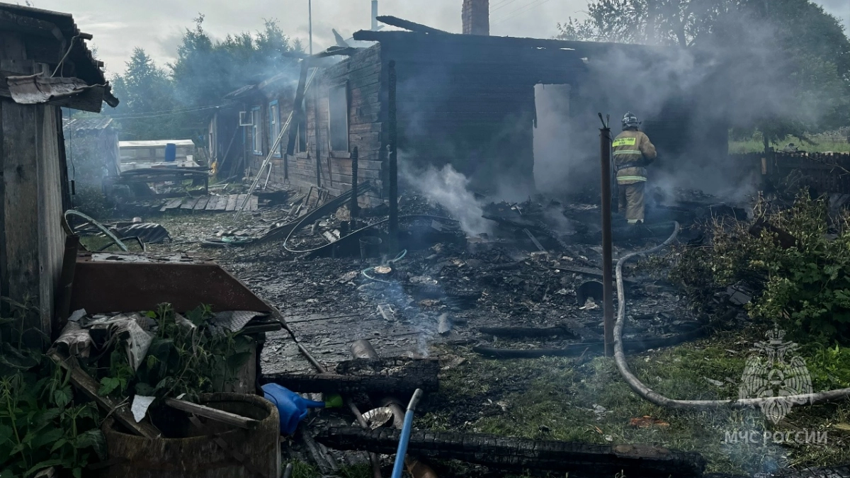 Дом с пристроем сгорели в Афанасьевском районе из-за неисправности оборудования